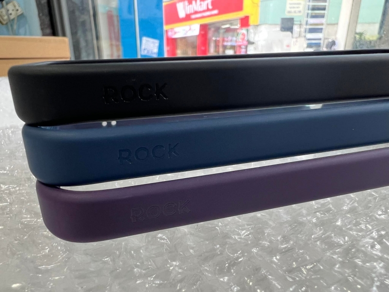 Ốp Lưng iPhone 14 Plus Chống Sốc Trong Suốt Hiệu Rock được làm bằng chất liệu nhựa cao cấp thân thiện môi trường, chống sốc tốt, kiểu dáng sang chảnh tạo nên khác biệt lớn cho người sử dụng.